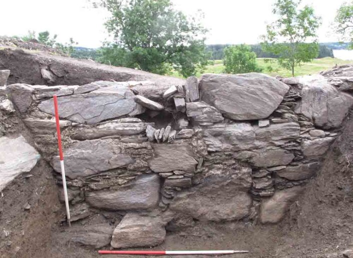 Stor var overraskelsen for Skre og kolleger da de hadde gravd seg halvannen meter ned i en renessansehage fra 1600-årene, og så avdekket middelaldersk murverk stående i 1,3 meters høyde. Muren er rester av en kongsgårdsbygning fra rundt år 1300. Den er ett kongsgårdsanleggene som har stått på Avaldsnes gjennom historien. (Foto: Kongsgårdprosjektet Avaldsnes, Universitetet i Oslo.) Stor var overraskelsen for Skre og kolleger da de hadde gravd seg halvannen meter ned i en renessansehage fra 1600-årene, og så avdekket middelaldersk murverk stående i 1,3 meters høyde. Muren er rester av en kongsgårdsbygning fra rundt år 1300. Den er ett kongsgårdsanleggene som har stått på Avaldsnes gjennom historien. (Foto: Kongsgårdprosjektet Avaldsnes, Universitetet i Oslo.)