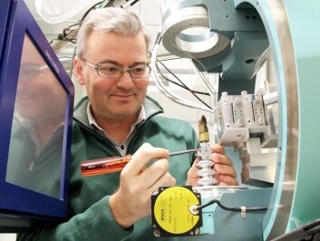 Førsteamanuensis Dag Werner Breiby ved NTNU har sett på oppbyggingen av den semimetalliske plasten ved hjelp av røntgen. (Foto: Per Henning/NTNU) Førsteamanuensis Dag Werner Breiby ved NTNU har sett på oppbyggingen av den semimetalliske plasten ved hjelp av røntgen. (Foto: Per Henning/NTNU)