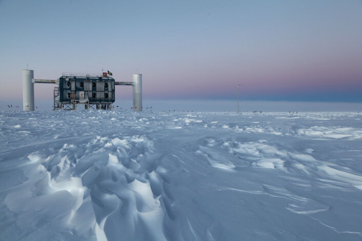 IceCube-laboratoriet ligger ved Amundsen-Scott-stasjonen i Antarktis. Dette er verdens største nøytrinodetektor. (Foto: Sven Lidstrom, IceCube/NSF, March 2012) IceCube-laboratoriet ligger ved Amundsen-Scott-stasjonen i Antarktis. Dette er verdens største nøytrinodetektor. (Foto: Sven Lidstrom, IceCube/NSF, March 2012)