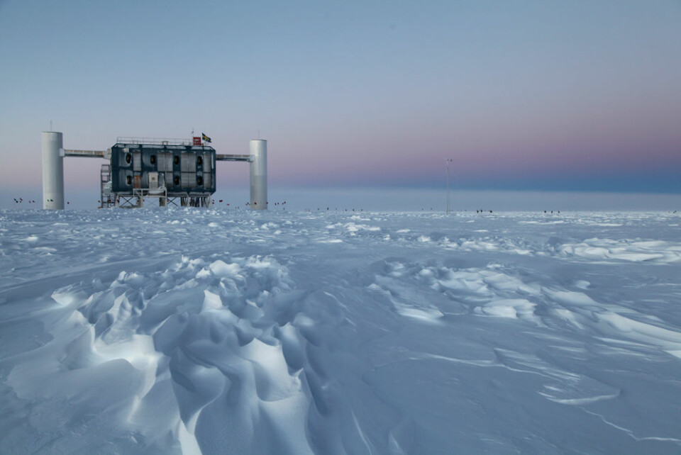 IceCube-laboratoriet ligger ved  Amundsen-Scott-stasjonen i Antarktis. Dette er verdens største nøytrinodetektor. (Foto: Sven Lidstrom, IceCube/NSF, March 2012)