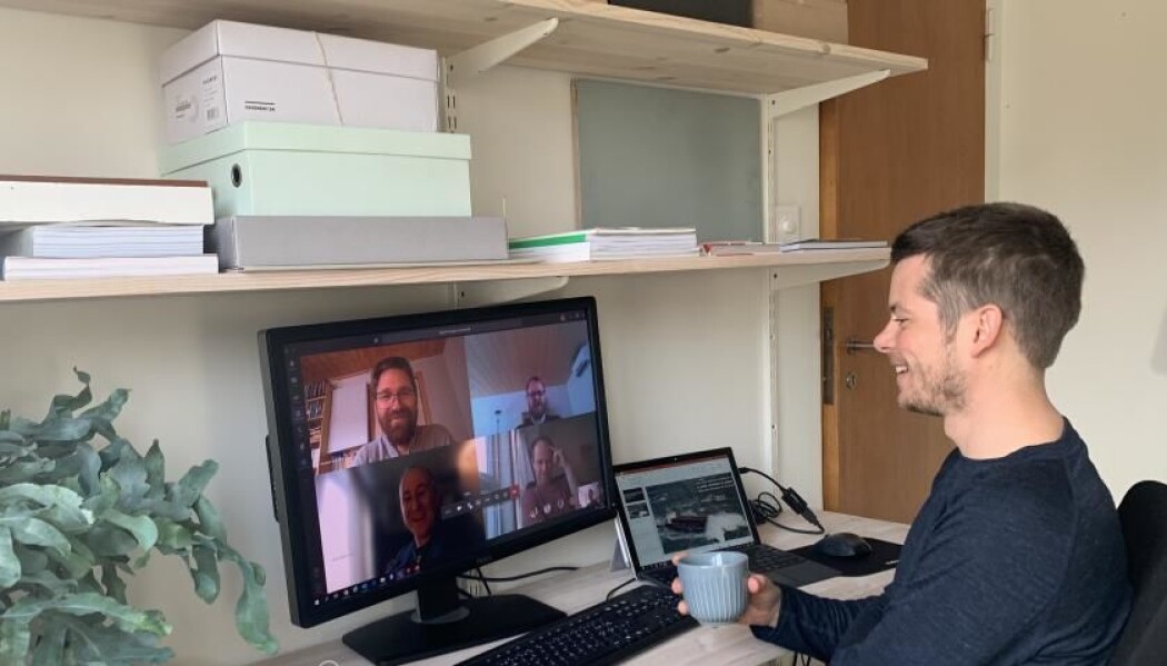 Disputas på nett: Bildet viser hvordan Andreas Brandsæter var rigget for sin store dag. Han vedgår at prøveforelesningen ble gjennomført i finskjorte og treningsbukser. Disputas på nett: Bildet viser hvordan Andreas Brandsæter var rigget for sin store dag. Han vedgår at prøveforelesningen ble gjennomført i finskjorte og treningsbukser.