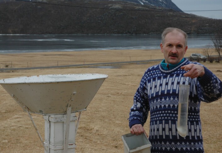 Geir Vatne i Vassvatnet i Lurøy er fjerde generasjon værobservatør. Familien har flere nedbørsrekorder å vise til siden i 1922. (Foto: Privat) Geir Vatne i Vassvatnet i Lurøy er fjerde generasjon værobservatør. Familien har flere nedbørsrekorder å vise til siden i 1922. (Foto: Privat)