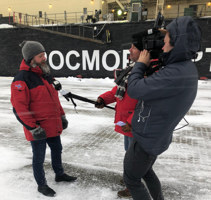 – Den viktigste oppgaven er å beskytte ekspedisjonsdeltakerne mot Covid-19-smitte i løpet av tida de oppholder seg i Tromsø, sier direktør for Operasjon og logistikk, John Guldahl. Her blir han intervjuet av en reporter. – Den viktigste oppgaven er å beskytte ekspedisjonsdeltakerne mot Covid-19-smitte i løpet av tida de oppholder seg i Tromsø, sier direktør for Operasjon og logistikk, John Guldahl. Her blir han intervjuet av en reporter.