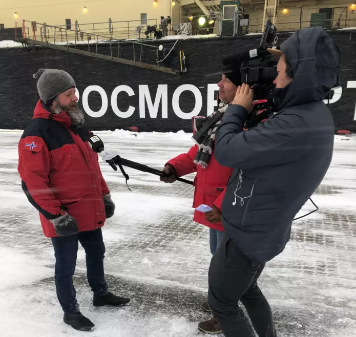 – Den viktigste oppgaven er å beskytte ekspedisjonsdeltakerne mot Covid-19-smitte i løpet av tida de oppholder seg i Tromsø, sier direktør for Operasjon og logistikk, John Guldahl. Her blir han intervjuet av en reporter.