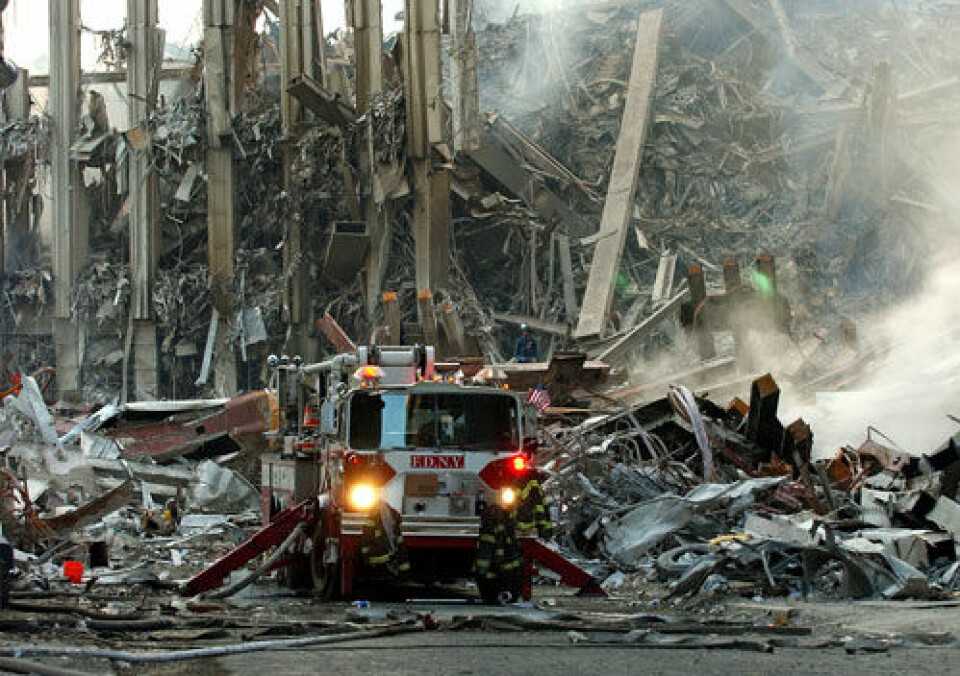 Etter terrorangrepet på World Trade Center i New York for nesten ti år siden. En enslig brannbil foran de kollapsede bygningene. (Foto: US Navy/Wikimedia Commons)