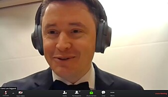 Lars Andreas Dejgaard med hodetelefonene - midt i en diskusjon med en av opponentene. Lars Andreas Dejgaard med hodetelefonene - midt i en diskusjon med en av opponentene.