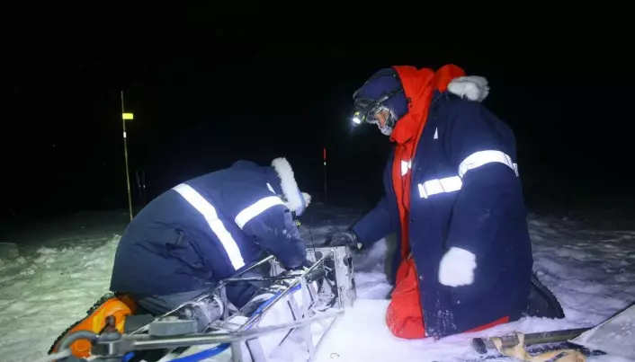 Dmitry Divine (til høyre) og forskerkollega i arbeid på isen under ekspedisjonen i polisen i vinter.