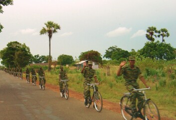 Sykkelinfanteri i LTTE på Sri Lanka i 2004. (Foto: <a href="http://en.wikipedia.org/wiki/File:LTTE_bike_platoon_north_of_Killinochini_may_2004.jpg">Wikimedia Commons</a>)