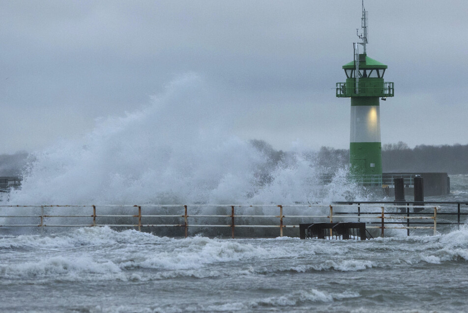 En storm i Østersjøen førte til store bølger og urolig sjø utenfor Travemünde i Tyskland søndag.