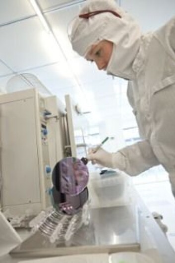 Slik ser sensorens råmateriale ut. Her er ingeniør Sara Rund Herum i aksjon. (Foto: Sintef) Slik ser sensorens råmateriale ut. Her er ingeniør Sara Rund Herum i aksjon. (Foto: Sintef)
