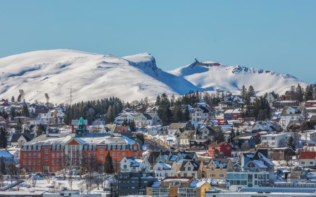 Kongsbakken videregående skole og de andre skolene i Tromsø kommune har vært stengt siden 13. mars. Nå oppfordrer virus-forsker til forsiktighet ved gjenåpning. Kongsbakken videregående skole og de andre skolene i Tromsø kommune har vært stengt siden 13. mars. Nå oppfordrer virus-forsker til forsiktighet ved gjenåpning.