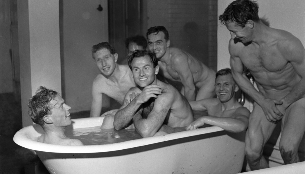 Dette bildet viser deler av det norske fotballandslaget ta et bad etter at de slo det svenske landslaget i en vennskapskamp i Gøteborg i 1951. fra Dette bildet viser deler av det norske fotballandslaget ta et bad etter at de slo det svenske landslaget i en vennskapskamp i Gøteborg i 1951. fra