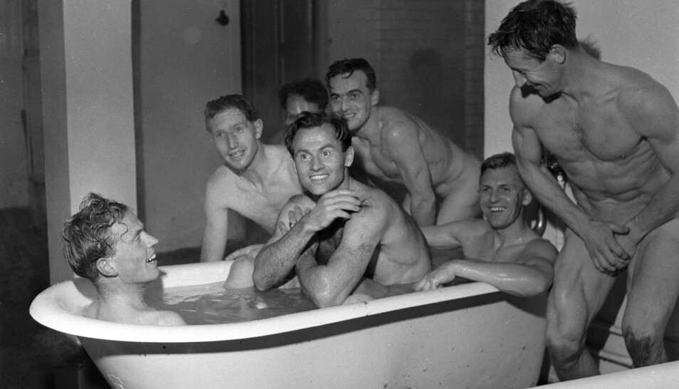 Dette bildet viser deler av det norske fotballandslaget ta et bad etter at de slo det svenske landslaget i en vennskapskamp i Gøteborg i 1951. fra