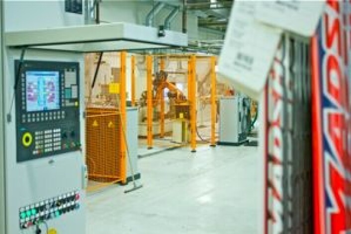 I norske fabrikklokaler er det stadig flere roboter. Offentlige støtteordninger til forskning gjør det mulig for en liten norsk skifabrikk med 100 ansatte å ligge i front med automatisering. «Skreddersydd masseproduksjon» er et viktig stikkord hos Madshus og flere andre. (Foto: Bård Amundsen) I norske fabrikklokaler er det stadig flere roboter. Offentlige støtteordninger til forskning gjør det mulig for en liten norsk skifabrikk med 100 ansatte å ligge i front med automatisering. «Skreddersydd masseproduksjon» er et viktig stikkord hos Madshus og flere andre. (Foto: Bård Amundsen)