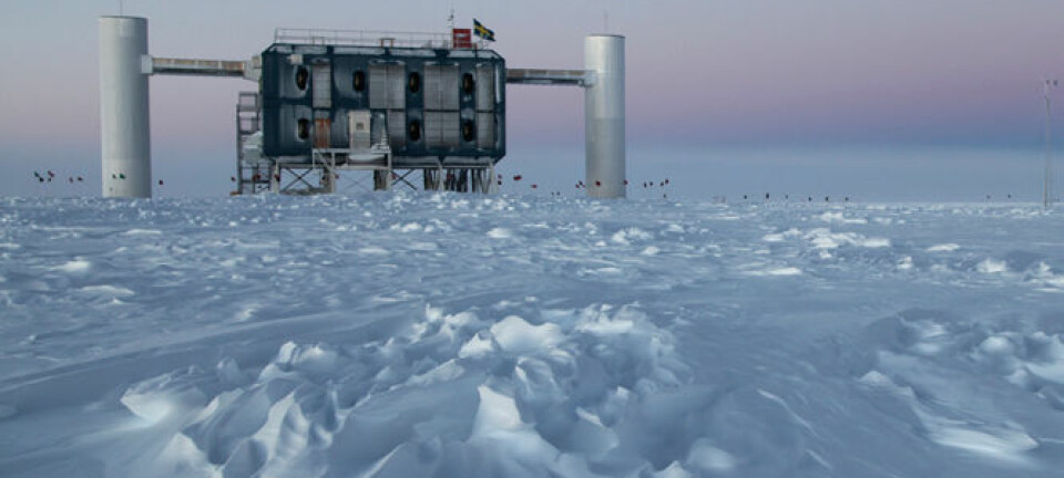IceCube-laboratoriet ligger ved  Amundsen-Scott-stasjonen i Antarktis. Dette er verdens største nøytrinodetektor. Sven Lidstrom, IceCube/NSF, March 2012
