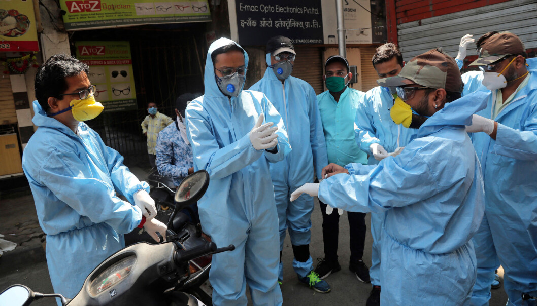 Frivillige bruker verneutstyr før de distribuerer mat til folk i Mumbai søndag 29. mars 2020. Den indiske statsministeren Narendra Modi ba samme dag om unnskyldning for innføringen av tre ukers nasjonal lockdown i kampen mot pandemien. Frivillige bruker verneutstyr før de distribuerer mat til folk i Mumbai søndag 29. mars 2020. Den indiske statsministeren Narendra Modi ba samme dag om unnskyldning for innføringen av tre ukers nasjonal lockdown i kampen mot pandemien.