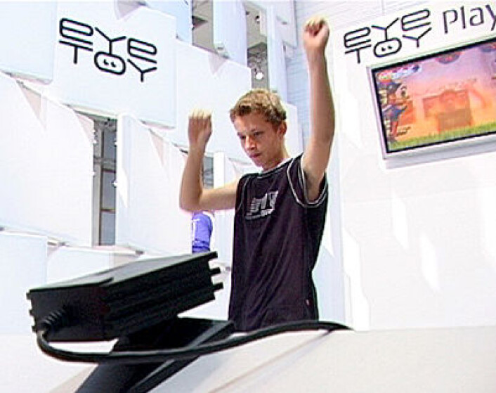 Gutt leker med EyeToy romføler tilkoblet Playstation 2 på IFA-messen i Berlin, 2003 (Foto: Arnfinn Christensen) Gutt leker med EyeToy romføler tilkoblet Playstation 2 på IFA-messen i Berlin, 2003 (Foto: Arnfinn Christensen)