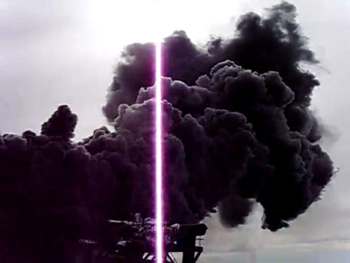 Måling av varmestrømmen fra IDDP-1 i Krafla. Dampen er svart fordi den løsner forbindelser av jern, svovel og oksygen fra deler av borestrengen som har korrodert. (Foto: Fra video tatt av IDDP) Måling av varmestrømmen fra IDDP-1 i Krafla. Dampen er svart fordi den løsner forbindelser av jern, svovel og oksygen fra deler av borestrengen som har korrodert. (Foto: Fra video tatt av IDDP)