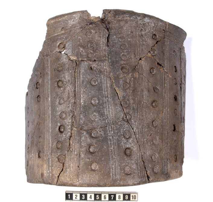 Spannformet leirkar fra slutten av 300-tallet, funnet knust i en kokegrop syd for kjellerhaugen. (Foto: Arkeologisk museum, Universitetet i Stavanger) Spannformet leirkar fra slutten av 300-tallet, funnet knust i en kokegrop syd for kjellerhaugen. (Foto: Arkeologisk museum, Universitetet i Stavanger)