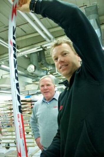 Årets nyhet fra fabrikken i Gjøvik er en ski som beveger seg som en ”slange” i skisporet. Den har innbrakt flere medaljer under årets VM i Val di Fiemme. Bak en ski som dette ligger det mye forskning og et omfattende utviklingsarbeid. Bjørn Ivar Austrem (foran) har ledet arbeidet, med god hjelp fra blant andre Gunnar Bjertnæs. (Foto: Bård Amundsen) Årets nyhet fra fabrikken i Gjøvik er en ski som beveger seg som en ”slange” i skisporet. Den har innbrakt flere medaljer under årets VM i Val di Fiemme. Bak en ski som dette ligger det mye forskning og et omfattende utviklingsarbeid. Bjørn Ivar Austrem (foran) har ledet arbeidet, med god hjelp fra blant andre Gunnar Bjertnæs. (Foto: Bård Amundsen)