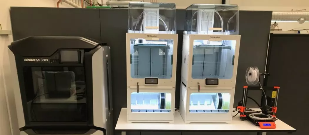 Eit laboratorium ved Universitetet i Agder har utstyr som er retta mot offshoreindustrien. No blir 3D-printarar brukt til å lage smittevernmasker.