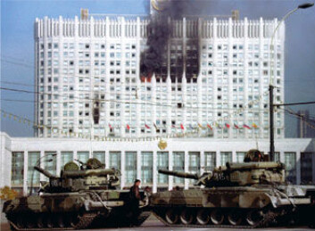 "Symbol: Det hvite hus i Moskva ble benyttet av det russiske parlamentet da det ble beleiret og beskutt i 1993. I dag fungerer Det hvite hus som regjeringsbygning for det russiske kabinettet." "Symbol: Det hvite hus i Moskva ble benyttet av det russiske parlamentet da det ble beleiret og beskutt i 1993. I dag fungerer Det hvite hus som regjeringsbygning for det russiske kabinettet."