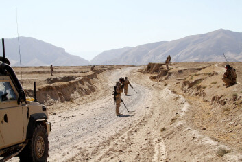 Norske soldater støtter afghanske ingeniører med å klarere landeveien i Almar. Taliban har minelagt veiene. (Foto: Kaptein Kim Gulbrandsen/Forsvaret) Norske soldater støtter afghanske ingeniører med å klarere landeveien i Almar. Taliban har minelagt veiene. (Foto: Kaptein Kim Gulbrandsen/Forsvaret)