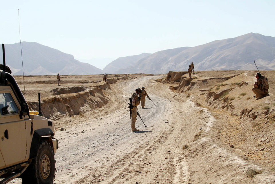 Norske soldater støtter afghanske ingeniører med å klarere landeveien i Almar. Taliban har minelagt veiene. (Foto: Kaptein Kim Gulbrandsen/Forsvaret)
