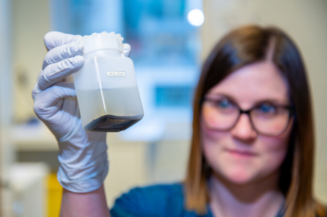 I beholderen overingeniør Hege Brandsegg i NINA viser fram er utgangspunktet når arter skal bestemmes ved analyser av miljø-DNA. I beholderen overingeniør Hege Brandsegg i NINA viser fram er utgangspunktet når arter skal bestemmes ved analyser av miljø-DNA.