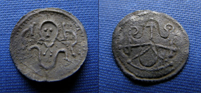 I vikingtiden betalte man som regel etter vekt, ikke etter myntenes pålydende verdi. Derfor klippet eller knakk man myntene, til de passet til den vekten man skulle betale. Dette er mynten fra Råhede – den er ikke fragmentert, noe som tyder på at folk stolte på den pålydende verdien. (Foto: Nationalmuseet) I vikingtiden betalte man som regel etter vekt, ikke etter myntenes pålydende verdi. Derfor klippet eller knakk man myntene, til de passet til den vekten man skulle betale. Dette er mynten fra Råhede – den er ikke fragmentert, noe som tyder på at folk stolte på den pålydende verdien. (Foto: Nationalmuseet)