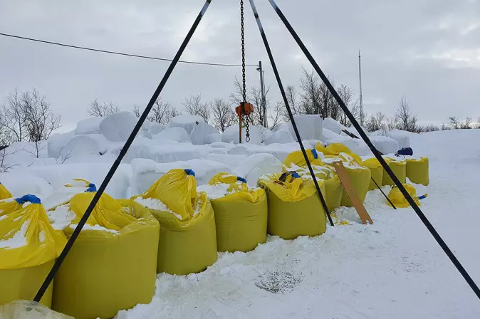 Like ved Suolovuopmi fjellstue i Kautokeino kommune lastes sleder med pellets og rundballer for videre transport inn på fjellet.