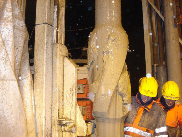 Drillhodet løftes ut av borehullet. Bildet er tatt 14. april 2009. (Foto: IDDP) Drillhodet løftes ut av borehullet. Bildet er tatt 14. april 2009. (Foto: IDDP)