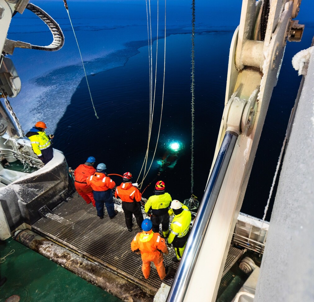 Mannskapet opererer det dekksutstyret som forskerne til enhver tid trenger for å gjøre jobben sin. Mannskapet opererer det dekksutstyret som forskerne til enhver tid trenger for å gjøre jobben sin.