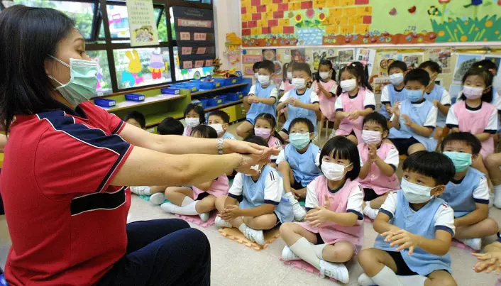 Dette bildet er tatt 19. mai 2003, og viser hvordan barnehagebarn i Hong Kong ble instruert i hvordan de skulle vaske hendene for å hindre smitte.