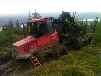 Lassbæreren frakter tømmeret ut av hogstfeltet og fram til vei. (Foto:Nils Egil Søvde/Skog og landskap) Lassbæreren frakter tømmeret ut av hogstfeltet og fram til vei. (Foto:Nils Egil Søvde/Skog og landskap)
