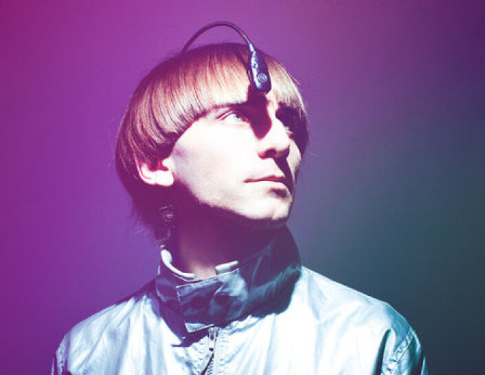 En kyborg er en kombinasjon av menneske og maskin. Neil Harbisson er president i Cyborg Foundation, og det første menneske som er offisielt erklært kyborg av USAs regjering. Han har på seg en såkalt eyeborg, en enhet som lar den komplett fargeblinde Harbisson høre farger. (Foto: Carlosramirex, Wikimedia Commons) En kyborg er en kombinasjon av menneske og maskin. Neil Harbisson er president i Cyborg Foundation, og det første menneske som er offisielt erklært kyborg av USAs regjering. Han har på seg en såkalt eyeborg, en enhet som lar den komplett fargeblinde Harbisson høre farger. (Foto: Carlosramirex, Wikimedia Commons)