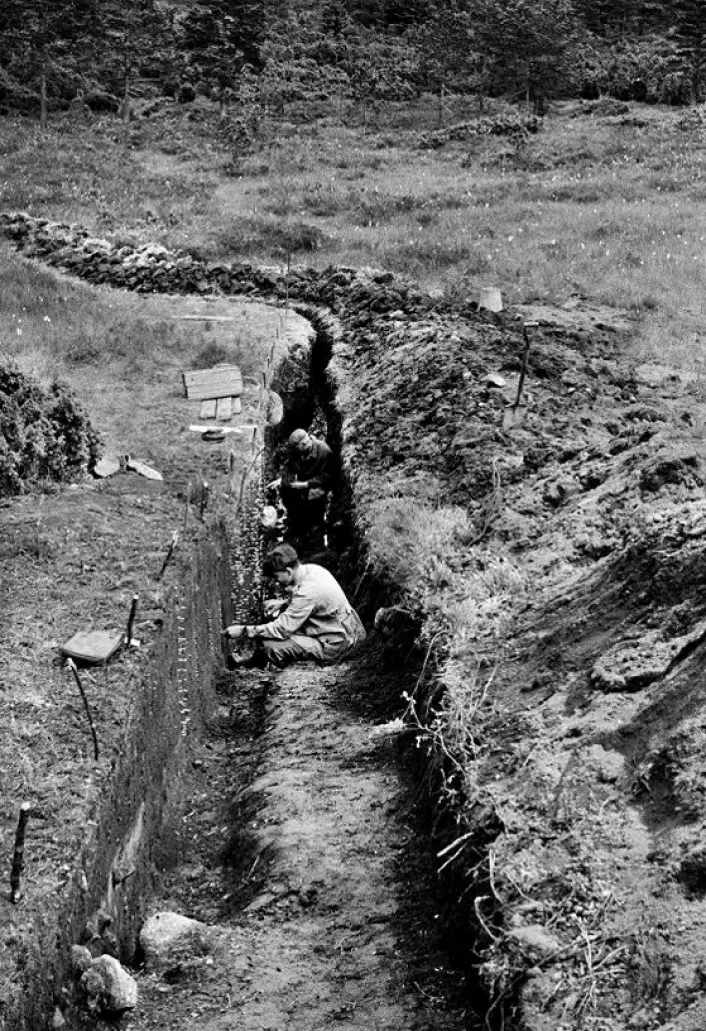 Arkeologiske undersøkelser ved Sosteli i 1954. Mannen i forgrunnen antas å være den norske arkeologen Anders Hagen. (Foto: Nationalmuseet)