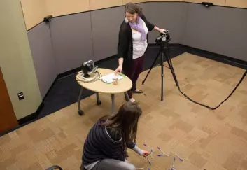 Motiv fra hjelpsomhets-eksperimentet i studien. Penner veltes utover gulvet kort tid etter VR-opplevelsen, og forskerne undersøker reaksjonen til testpersonen nederst på bildet. (Foto: (Foto fra studien, doi:10.1371/journal.pone.0055003.g004))