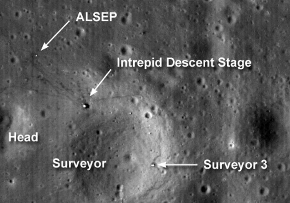 Landingsstedet til Apollo 12, fotografert fra Lunar Reconnaissance Orbiter 4. september 2009. Vi ser også romsonden Surveyor 3, som hadde landet i 1967, og eksperimentet ALSEP med diverse måleinstrumenter, satt opp av astronautene. (Foto: NASA)