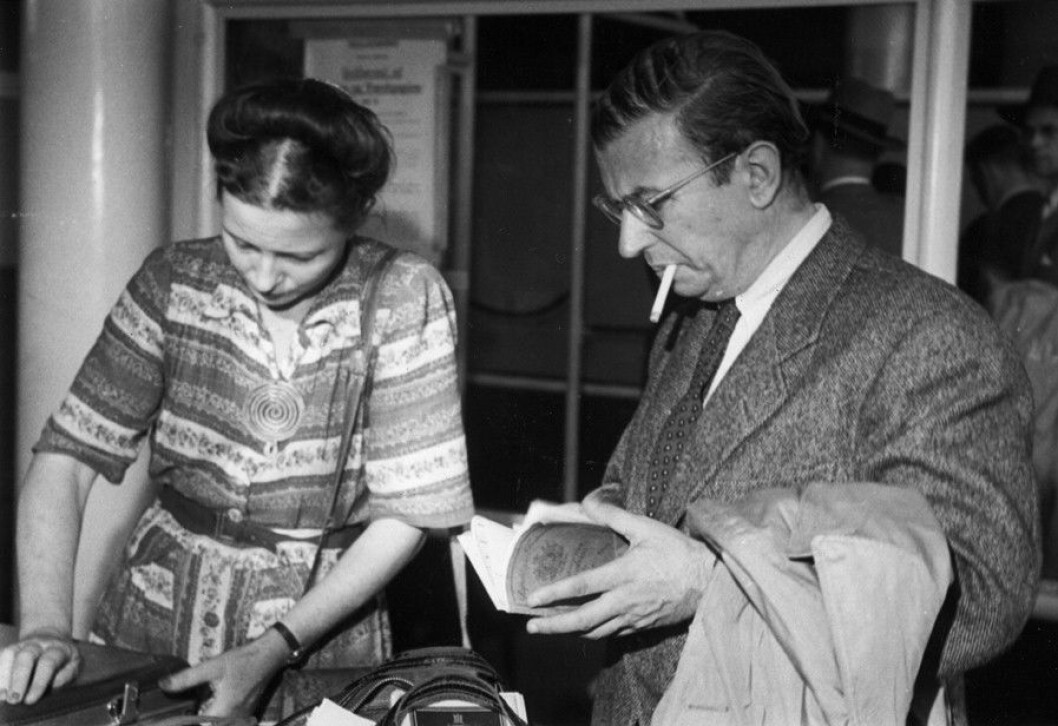 Feministen Simone de Beauvoir og filosofen Jean-Paul Satre vakte oppsikt allerede på 1960-tallet med sitt frie og uvanlige ekteskap. (Foto: Scanpix, Haakon Nielsen) Feministen Simone de Beauvoir og filosofen Jean-Paul Satre vakte oppsikt allerede på 1960-tallet med sitt frie og uvanlige ekteskap. (Foto: Scanpix, Haakon Nielsen)