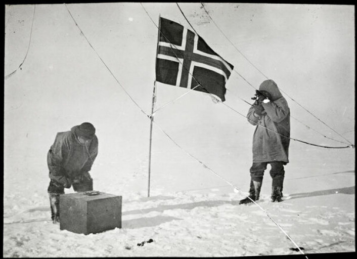 Amundsen tar solhøyden og Helmer Hanssen kontrollerer den kunstige horisonten på Sydpolen, 14.-17. desember 1911. Sørpolekspedisjonen var en viktig rekord, men også et vitenskapelig oppdrag. (Foto: Nasjonalbiblioteket) Amundsen tar solhøyden og Helmer Hanssen kontrollerer den kunstige horisonten på Sydpolen, 14.-17. desember 1911. Sørpolekspedisjonen var en viktig rekord, men også et vitenskapelig oppdrag. (Foto: Nasjonalbiblioteket)