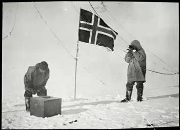 Amundsen tar solhøyden og Helmer Hanssen kontrollerer den kunstige horisonten på Sydpolen, 14.-17. desember 1911. Sørpolekspedisjonen var en viktig rekord, men også et vitenskapelig oppdrag. Foto: Nasjonalbiblioteket.