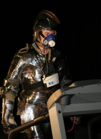 Her tester forskerne hvor mye energi det kreves for å gå i rustning. (Foto: University of Leeds) Her tester forskerne hvor mye energi det kreves for å gå i rustning. (Foto: University of Leeds)
