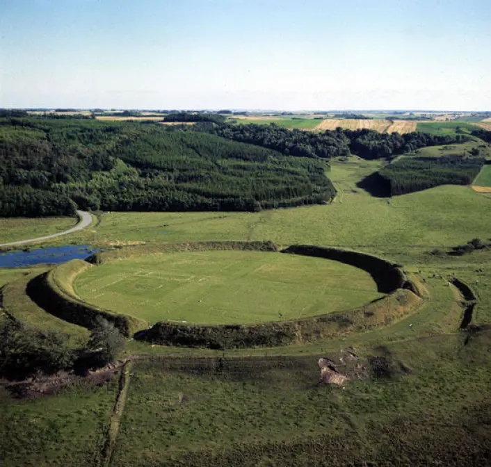 Her er restene fra ringborgen «Fyrkat» i Himmerland. Man ser antydningene av de mindre husene som har ligget i et sirlig mønster innenfor veggene av borgen. (Foto: Nationalmuseet) Her er restene fra ringborgen «Fyrkat» i Himmerland. Man ser antydningene av de mindre husene som har ligget i et sirlig mønster innenfor veggene av borgen. (Foto: Nationalmuseet)