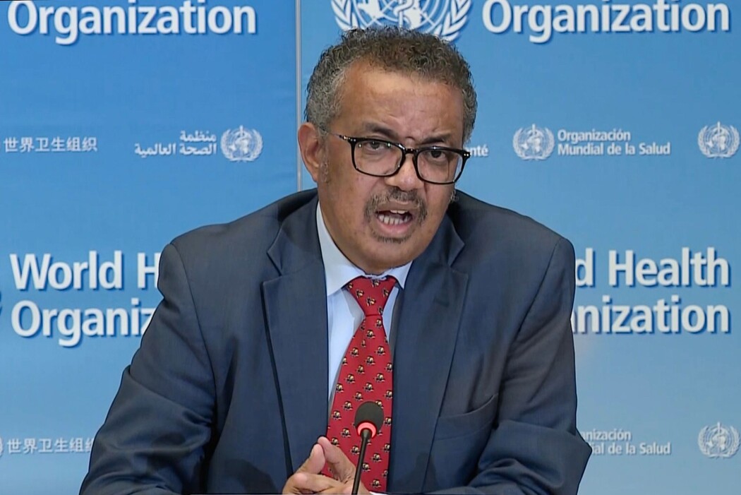 Verdens helseorganisasjon, her ved dagens leder Tedros Adhanom, har ikke klart å spille en like viktig rolle under korona-krisa som under svineinfluensaepidiemien. Verdens helseorganisasjon, her ved dagens leder Tedros Adhanom, har ikke klart å spille en like viktig rolle under korona-krisa som under svineinfluensaepidiemien.