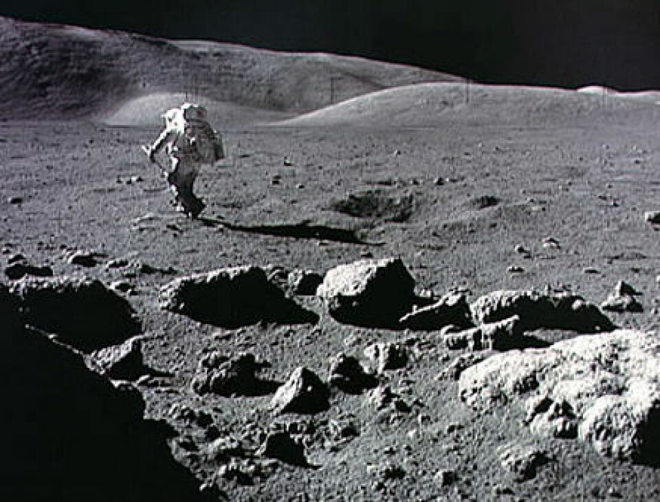Astronauten Harrison Schmitt på månevandring under Apollo 17-ferden i 1972. Bildet er ikke fra utstillingen til Michael Light.