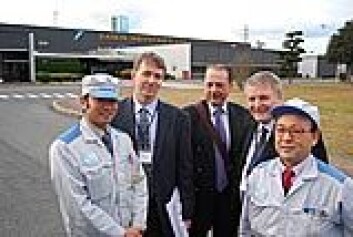 "NTNU-forskere fikk se produksjon av den energisparende varmtvannsberederen. Fra venstre Masahiro Nishiyama, Håvard Rekstad, Trygve Eikevik, Arne Bredesen og Shigeharu Taira. (Foto: Daniel Rees)" "NTNU-forskere fikk se produksjon av den energisparende varmtvannsberederen. Fra venstre Masahiro Nishiyama, Håvard Rekstad, Trygve Eikevik, Arne Bredesen og Shigeharu Taira. (Foto: Daniel Rees)"