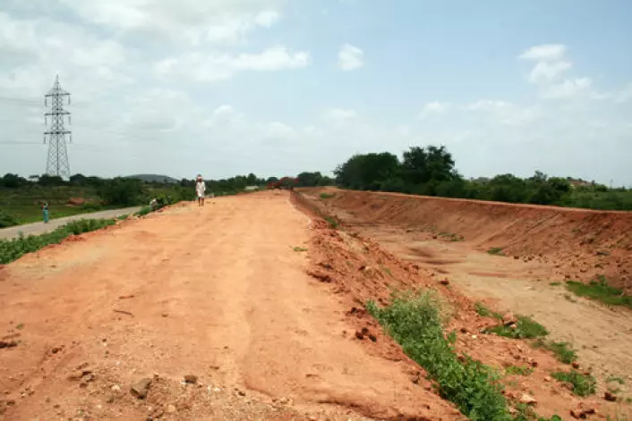 Når monsunen uteblir står de milelange kanalystemene gravd ned i Andhra Pradesh' røde jorde tørre. (Foto: Asle Rønning)