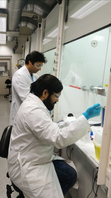 Anuvansh Sharma from the Department of Materials Science and Engineering and Sulalit Bandyopadhyay from the Department of Chemical Engineering in the lab. They and colleague Vegar Ottesen developed the magnetic particles for the test. Anuvansh Sharma from the Department of Materials Science and Engineering and Sulalit Bandyopadhyay from the Department of Chemical Engineering in the lab. They and colleague Vegar Ottesen developed the magnetic particles for the test.