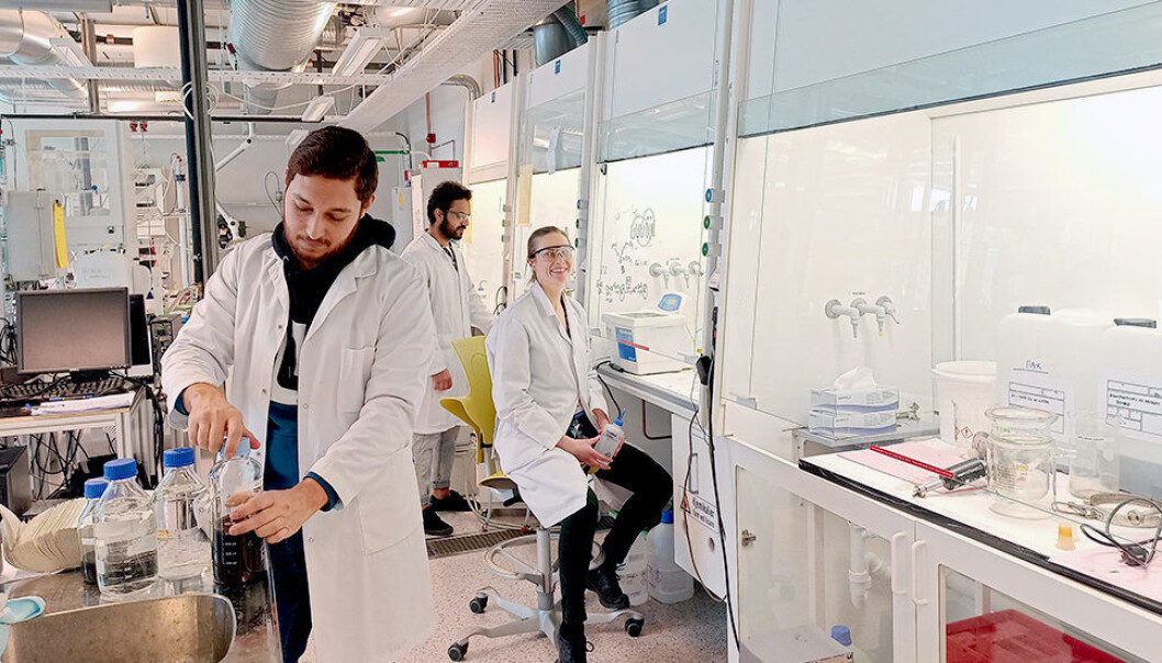 Zeeshan Ali, Regina Lopez Fyllingsnes og Ahmad Bin Ashar deltar i produksjonen av nanopartikler for en ny covid-19-test. Zeeshan Ali, Regina Lopez Fyllingsnes og Ahmad Bin Ashar deltar i produksjonen av nanopartikler for en ny covid-19-test.